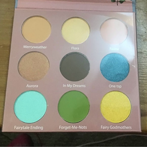 Disney: Princess Aurora Sleeping Beauty eyeshadows make up palette 9 shades. - Picture 3 of 4